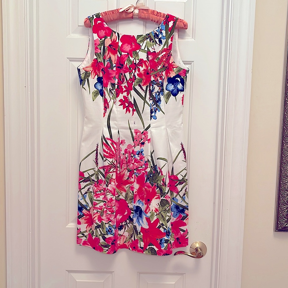 London Times sleeveless dress size 6 beautiful color flower print